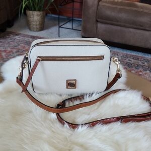 Beautiful NWOT Dooney & Bourke Bone Pebbled Leather Camera Crossbody Bag 🩶🎁